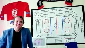 En f d LHC-are presenterades i går som Vita Hästens nye klubbdirektör. Peter Lindgren var namnet. Fast Peter var noga med att bromsa alla förväntningar, fast målet är ändå allsvenskan på sikt. 		         Foto: Janne Forsby