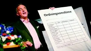 Här råkar det vara folkpartiledaren som visar vad han menar med ett ordningsbetyg som skulle heta duga. Foto: Marcus Marcetic/Scanpix