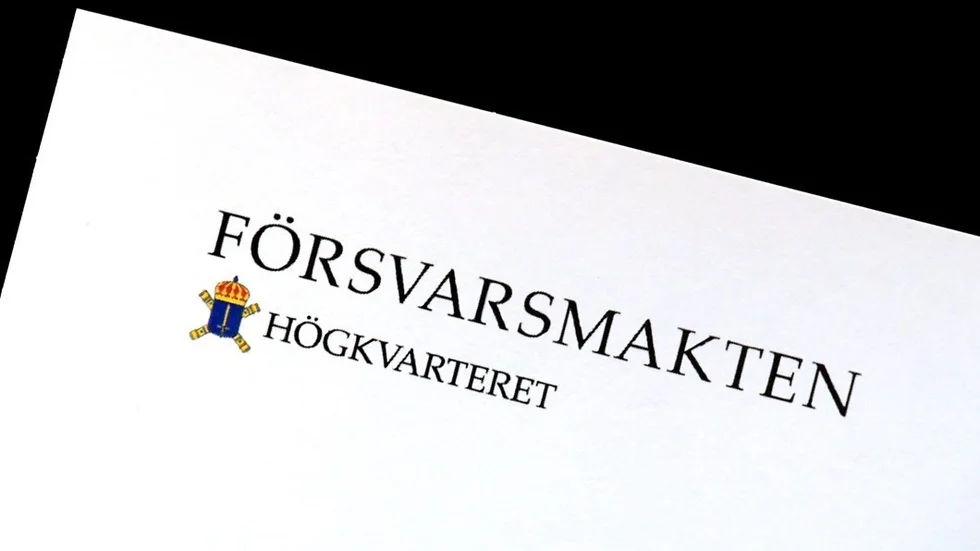 En officer vid Försvarsmakten Norrbotten får sparken efter att  både sprängmedel och illegala vapen hittats vid en husrannsakan.