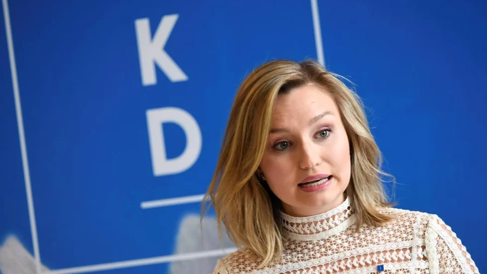 Balanserar. De små partierna i riksdagen balanserar alla kring fyrtaprocentsspärren. Störst problem har KD och Ebba Busch Thor.