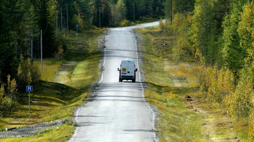 Vi som ofta åker på mindre vägar kan märka av gropar och sprickor i asfalten på många ställen. Så kan det inte vara om alla ska kunna ta sig till jobb och skola och få vardagen att gå ihop skriver Leif Pettersson (S) i sin debattartikel. (Arkivbild)