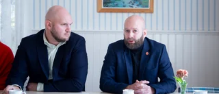 Han tar centerledarens plats i ledningen 