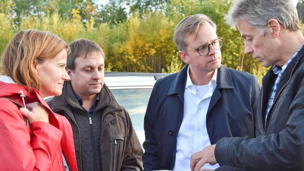 GENOMGÅNG. Kommunchef Kristina Sundin Jonsson, kommunalråd Lorents Burman och näringsminister Mikael Damberg tar del av planeringschef Lars Hedqvists genomgång.