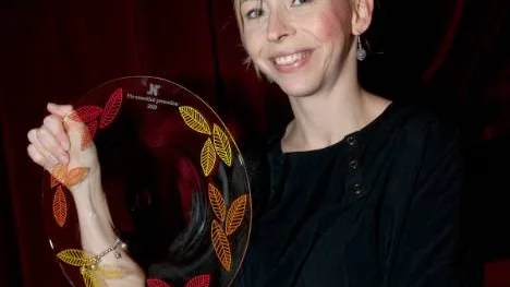 Författaren och psykologen Jenny Jägerfeld vann ett pris förra året. Nu föreläser hon om mindfulness under psykiatriska veckan.