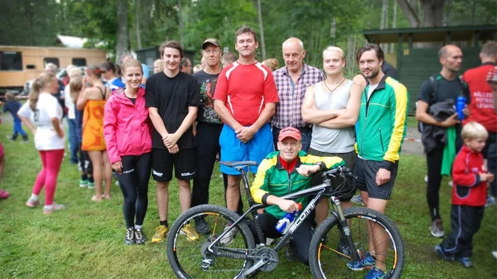 Jenni Simola, Robin Laszlo, Dan Pettersson, Lennart Lindberg, Hans Hellström, daniel Pettersson, Martin gustafson och längst fram Robert Skoog tävlade under lagnamnet "Grytgöl 1" och vann tävlingen.