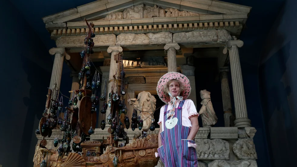 Grayson Perry, här framför sitt verk "The tomb of the unknown craftsman". Arkivbild.