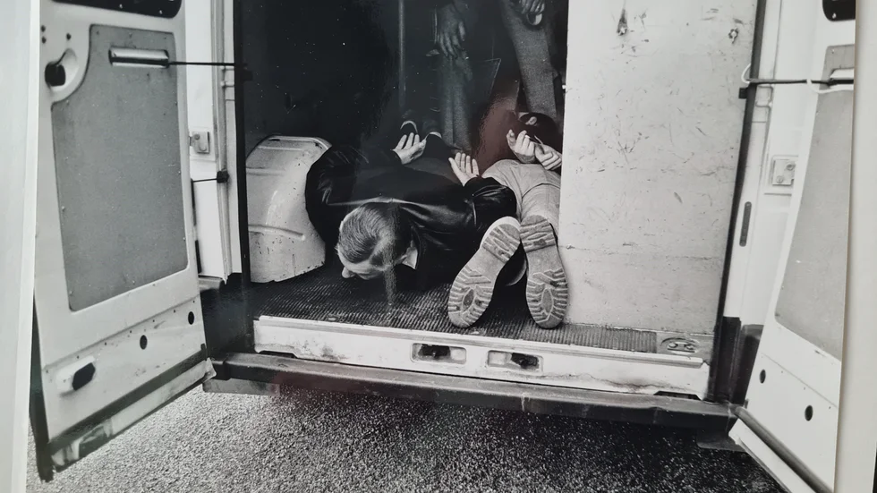 Bilden är från polisens förundersökning. Den visar en rekonstruktion som gjordes av hur rånet gick till. De båda väktarna bands med tejp och lämnades i värdetransporten. 