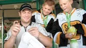 Modos Magnus Wernblom fick skriva sitt namn åtskilliga gånger under dagsutflykten till sportscampen i Norrköping. Här har två lyckliga ungdomar fått sin påskrift.
FOTO: NICLAS SANDBERG