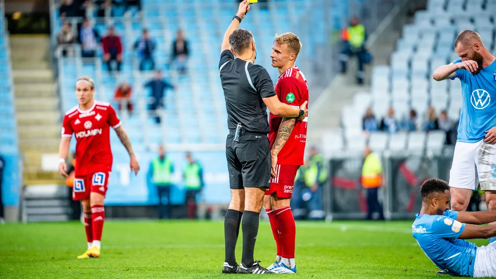 Marco Lund var inblandad i mycket. Två gula kort innebär rött kort och att mittbacken missar Kalmar.