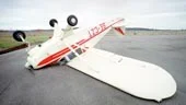 Stormvindarna tippade det lilla flygplanet över ända på Kungsängens flygplats i Norrköping.
FOTO: ROBERT SVENSSON