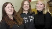Linda Blomqvist, Sandra Pettersson och Evelyn Ottosson åker buss till Grosvadsskolan från Rejmyre. Efter protester har nu kommunstyrelsen beslutat att morgonturen från Rejmyre ska senareläggas, vilket glädjer tjejerna. 
FOTO: TITTI OLOVSSON
