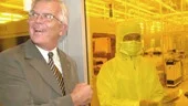 Alf Svensson, kristdemokraternas partiledare, hade tydligen roligt när han igår besökte forskningsföretaget Acreo i Norrköping. Här visar skyddsklädde laboratorieingenjör Anurak Sawatdee upp en cd-skiva han arbetar med, men det är förstås ingen vanlig cd-skiva...
FOTO: ANITA KJELLBERG