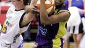 Solna Vikings amerikanska center Tauja Catchings ser ganska nöjd ut, sedan hon tagit bollen från Linda Andersson. Vikings leder finalserien med 1-0, i bäst av fem matcher.
FOTO: ROBERT SVENSSON