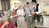 Glatt på årliga hattparaden. Fr v Birgit Lindkvist, Gerd Sjövall, Inga Landberg, Erik Runeskär och Jan Svensson.
FOTO: JANNE FORSBY