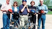 Använd cykelhjälm uppmanar Anders Bergman, Lena Andersson, Ragnar Danielsson, Kerstin Nilsson och Stig Karlsson.
FOTO: GUNNAR JOHANSSON