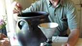 Valter Pettersson rör samman maltextrakt, vatten, jäst och socker, svagdrickans ingredienser. Här ska det sedan stå och jäsa i ett dygn innan han häller upp det i flaskor.
FOTO: TITTI OLOVSSON