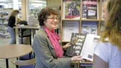 Stefania Hansson, bibliotekarie på Ebersteinska skolan, är nöjd med utbyggnaden av skolbiblioteket. Nu finns en avdelning för skolans många tidskrifter, som är ett viktigt komplement i undervisningen.
FOTO: JANNE FORSBY