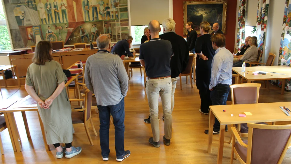 Valnämndens ledamöter följer spänt räkningen av de sista rösterna i kommunvalet. 