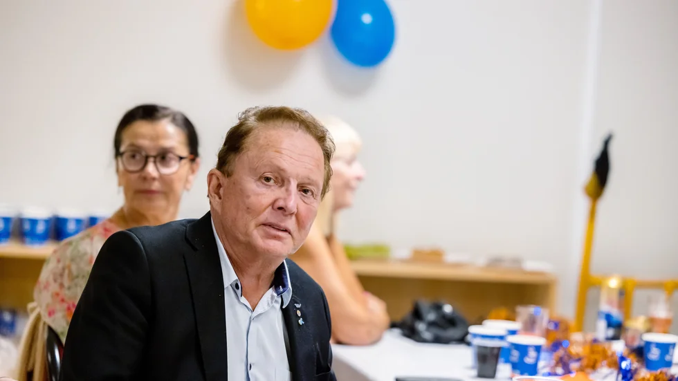 "Det har inte gått en dag utan rapportering i media om långa vårdköer och felbehandlingar,", sade Kenneth Backgård (SJVP),