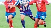 Patrick Lindqvst i kamp med två Nyköpingsspelare. Sleipners giftige forward Lindqvist gick mållös i matchen, som slutade 1-1 på Idrottsparken.
FOTO: PETTER ANDERSSON