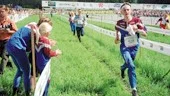 Erik Andersson, Denselns orienterare i H20 elit går i mål på en tredjeplats. Till vänster hejar succékvinnan Charlotte Lotten Lindkvist med sin dotter.
FOTO: NILS SJÖDIN