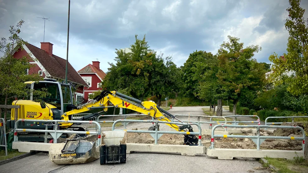 Frödingegatan drabbades av en vattenläcka i fredags. Under måndagen stängdes vattnet av för reparation och vägen är avstängd tillsvidare.