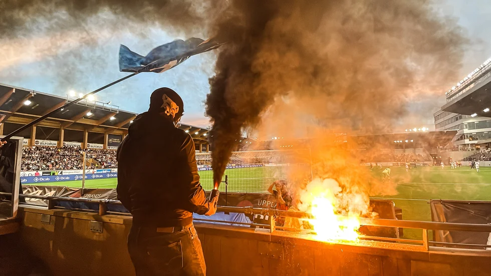 Hur ser Sirius på användningen av pyroteknik undrar insändarskribenten, som noterat att Sirius placerar sig på åttonde plats i SVT:s undersökning av använd pyroteknik på matcherna i allsvenskan. Bilden är tagen 2022 när Sirius spelade mot Häcken.