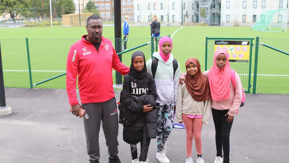 KSK-ledaren Macow Hassan såg till att en kvartett flickor med Somaliskt ursprung fick testa på fotbollsspel bland annat.