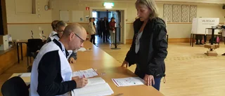 Stressigt minuterna före: "Vi fick röstsedlarna vid kvart i åtta, tio i åtta" – Många köade före åtta