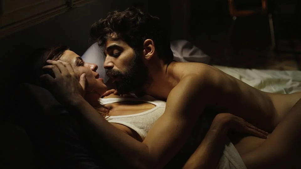 Kammarspel. Natalia Tena (mest känd som Tonks i Harry Potter-filmerna) och David Verdaguer spelar huvudrollerna – och de enda rollerna – i kammarspelet Medan vi dansar.
Foto: Edge Entertainment