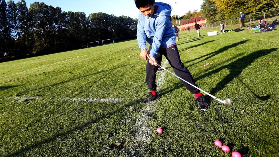 Uthållig. Vänsterhänte Ronan Geraldo gav inte upp. Till slut fick han iväg de rosa golfbollarna.