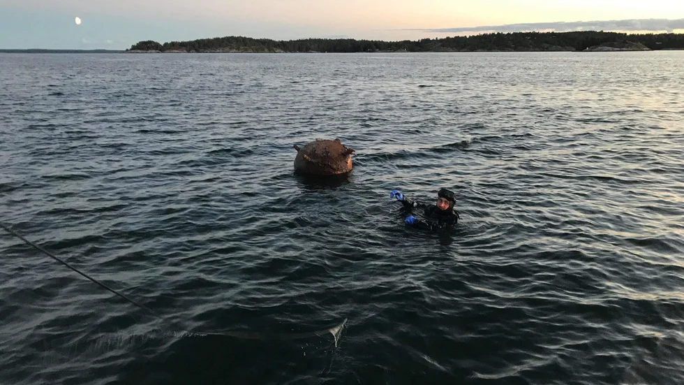 Den svensktillverkade minan, av modell F31, tros ha placerats ut under andra världskriget.