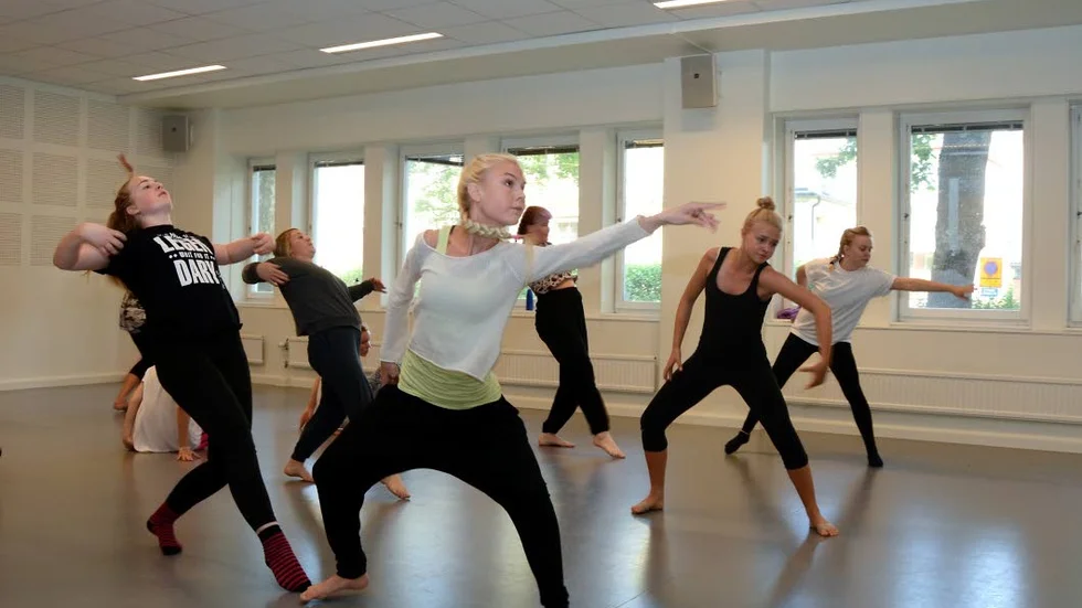 Drömjobb. Jonna Segerberg och Emmy Åsenklint (närmast) repeterar i Dansstudion i Linköping tillsammans med övriga sommarjobbare.