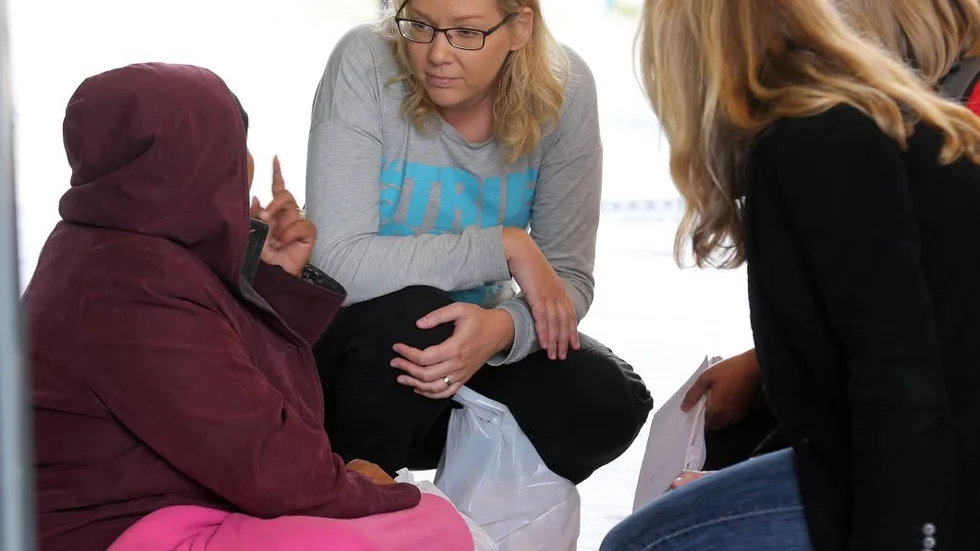 Sofia från Bulgarien försöker berätta att hon har fem barn för Silvia Segerlund från Hela Människan. De har inget gemensamt språk, så de använder mycket gester.