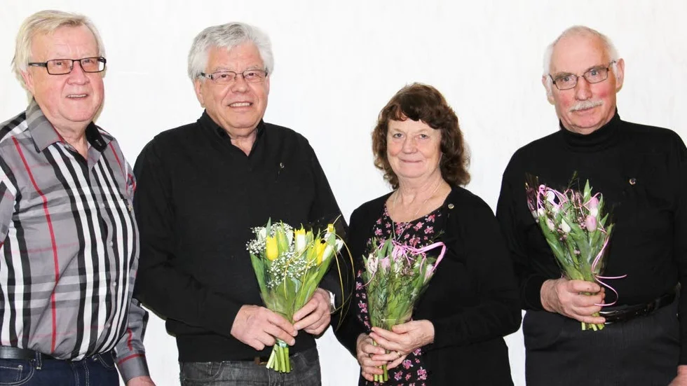 Vid Hällestads MHFs årsmöte hyllade ordförande Gösta Johansson (till vänster), Jan och Gunnel Abrahamsson som varit medlemmar i 25 år och Ulf Bäckstrand som varit medlem i 50 år.