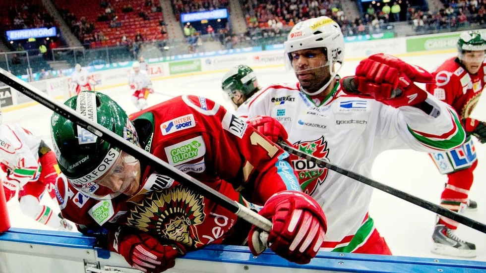 TUFFING TILLBAKA. Modos Donald Brashear trycker till Frölundas Magnus Kahnberg. I kväll är det Hästens anfallare som kan få sig en tryckare.