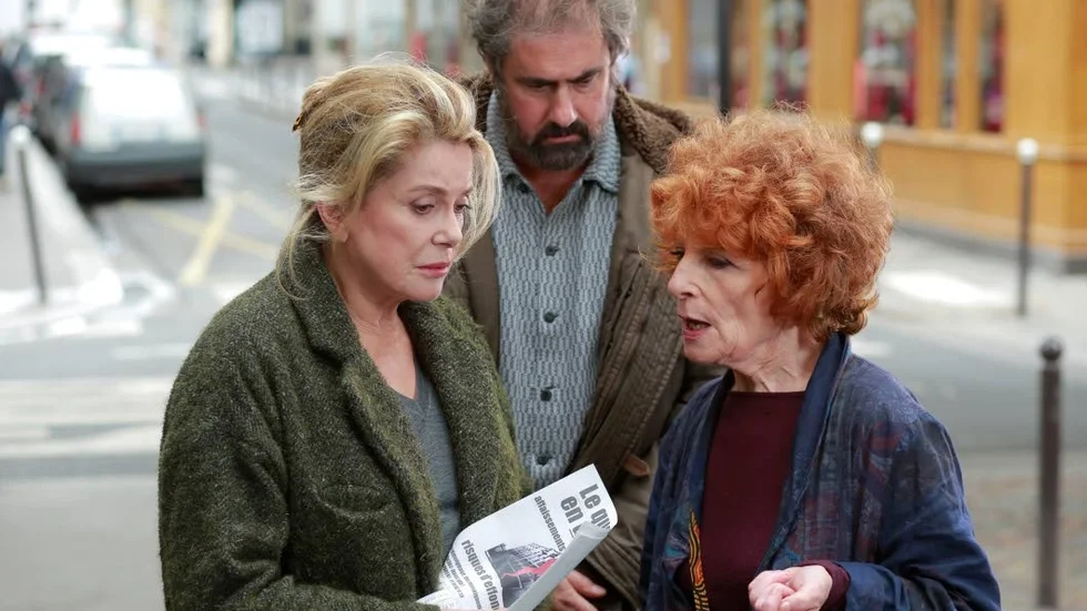 Naturligt. Catherine Deneuve och Gustave Kervern är väldigt naturliga i rollerna som Mathilde och Antoine, skriver Setareh Yousefi.  Här med Michèle Morretti som har en mindre roll.
Foto: Njuta Film