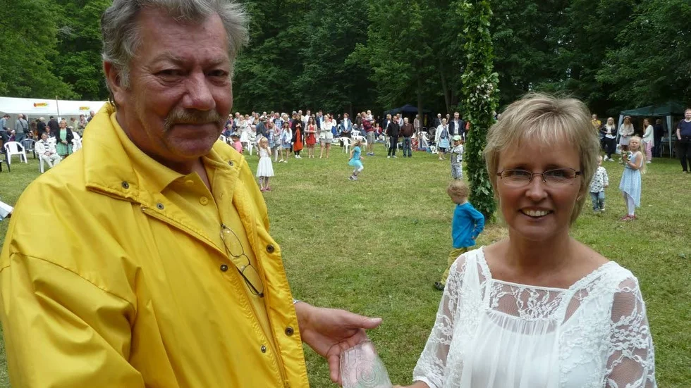 Monica Ringdahl, ordförande i damfotbollsklubben peking Västra FC, fick årets ungdomsledarstipendium av Lions i samband med midsommarfirandet vid Löfstad slott. Här grattas hon av Gunnar Eneberg, president i Lions Club Skärblacka.