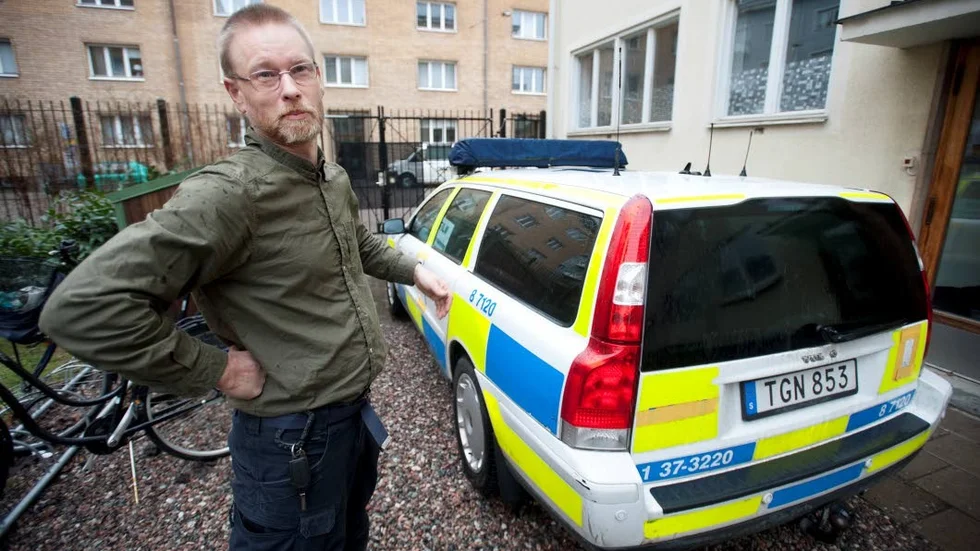 Polisbil. Jottis Ahjakoski berättar att bilen är komplett så när som på kommunikationsradion som plockades ur före köpet.