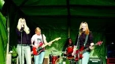 Rejmyrebandet Foggy Eye spelade på den lilla utomhusscenen på Svarttorpsfestivalen på lördagseftermiddagen.