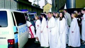 Klass 9am lussade först för Rotary i De Geerhallen och för att så snabbt som möjligt hinna bort till polishuset fick de åka polisbil.
FOTO: JANNE FORSBY