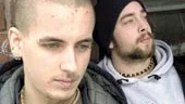 Ari Makkonen och Mikael Bonnevier med den lilla hunden som räddades ur den rökfyllda lägenheten på Lekaregatan på söndagskvällen.
FOTO. JANNE FORSBY