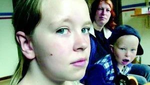 Ett märke på kinden har Matilda Olsson efter att ha blivit beskjuten med en soft airgun. Enligt mamma Inga-Lill lurades Matildas lillbror Joakim att låna leksaksvapnet och sikta mot henne av en äldre person. Nu tycker Inga-Lill att soft airguns borde totalförbjudas, innan en allvarlig olycka inträffar.
FOTO: TITTI OLOVSSON