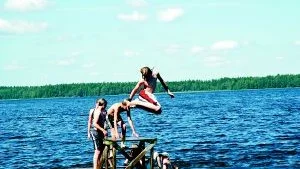 Kul i vattnet. Solen lyste över Gultebo igår och det lockade givetvis många av barnen att bada och ha kul i vattnet