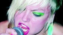 Surferosa och dess frontare Mariann Thomassen bevisade definitivt att 80-tals synthpop funkar även hösten 2003.
FOTO: MADELEINE TOUMI