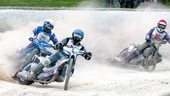 Speedway på snö? Nej, men på sågspån. Så här såg det ut när det första av totalt två heat kördes igår kväll.
FOTO: ANITA KJELLBERG