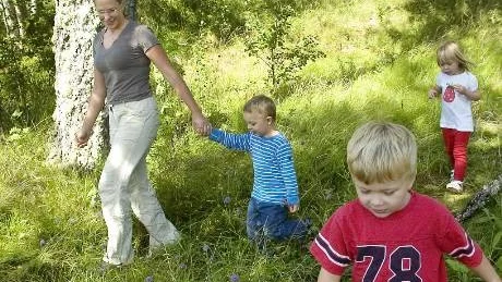 - Vi har nog en av Norrköpings förskolors finaste utomhusmiljöer här i Simonstorp, med en stor gård och en sjö, säger förskolläraren Maria Vikmång här framför skolbyggnaden med några av barnen.