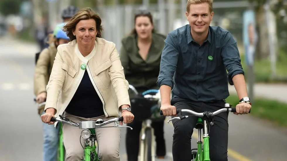 Miljöpartiets språkrör, Isabella Lövin och Gustav Fridolin, på cykeltur.