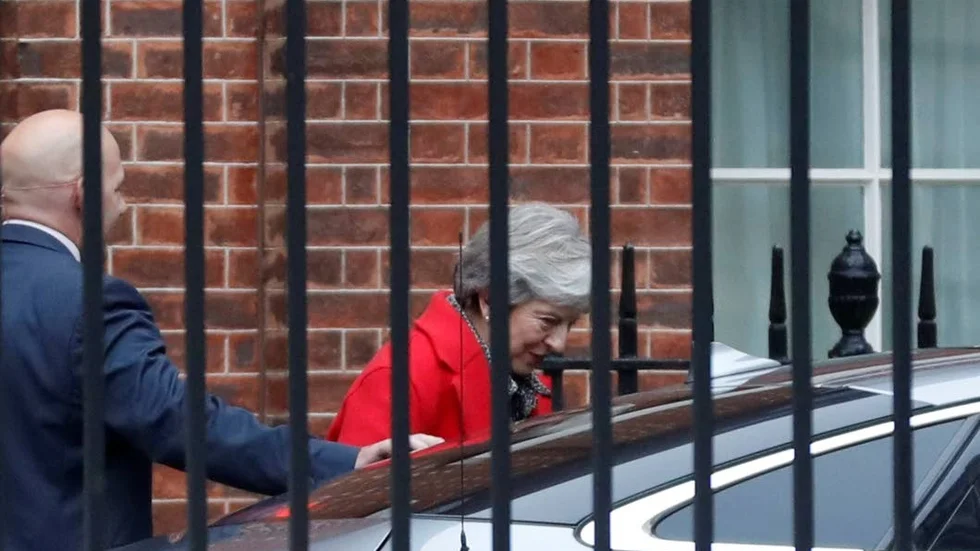 Ministrarna avgår en efter en i Theresa Mays regering.