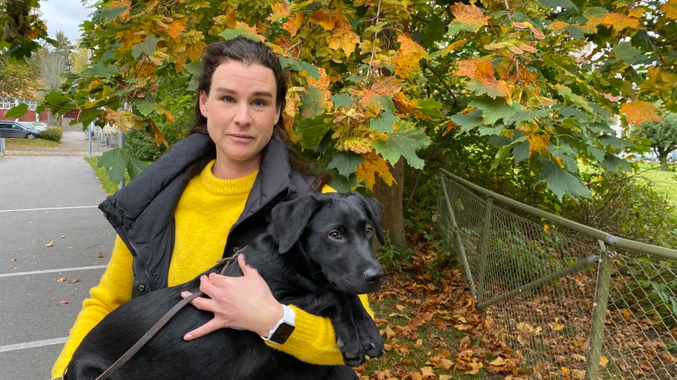 Hanna Klasson berättar om frontalkrocken på väg 52 och livet efteråt. Här med labradorvalpen Modig. 